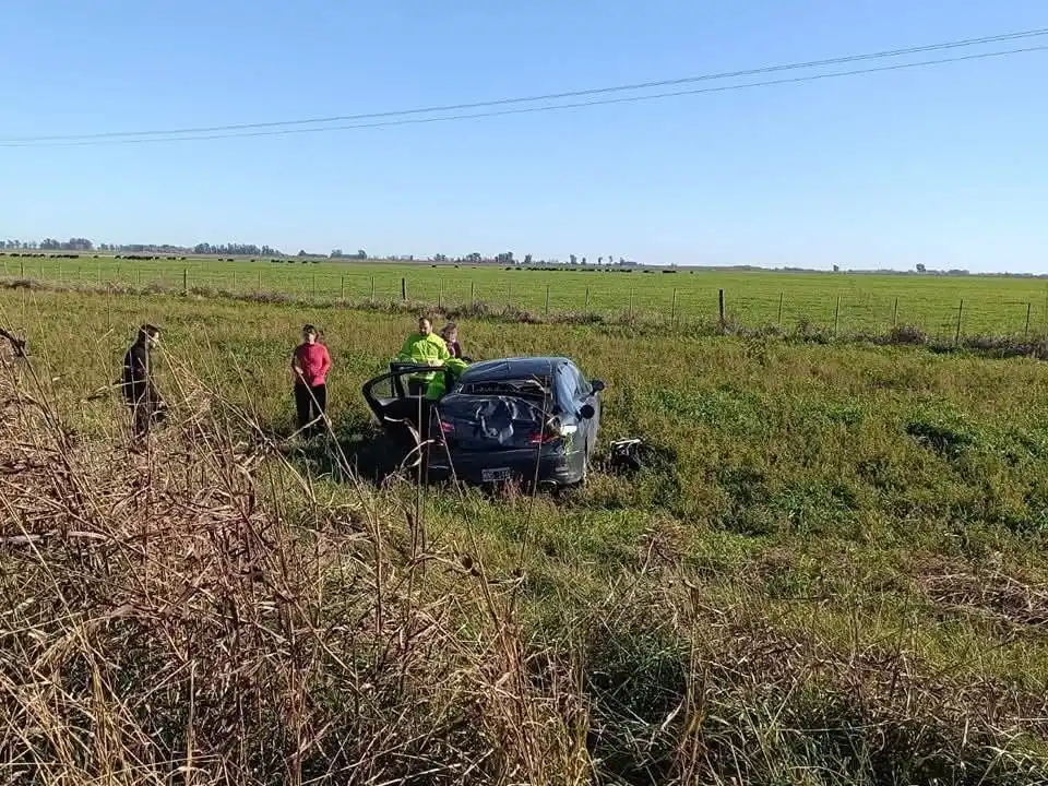 El auto se despistó y volcó