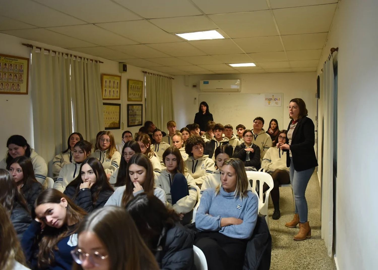 Charlas en escuelas promueven vínculos saludables y prevención de la violencia en adolescentes