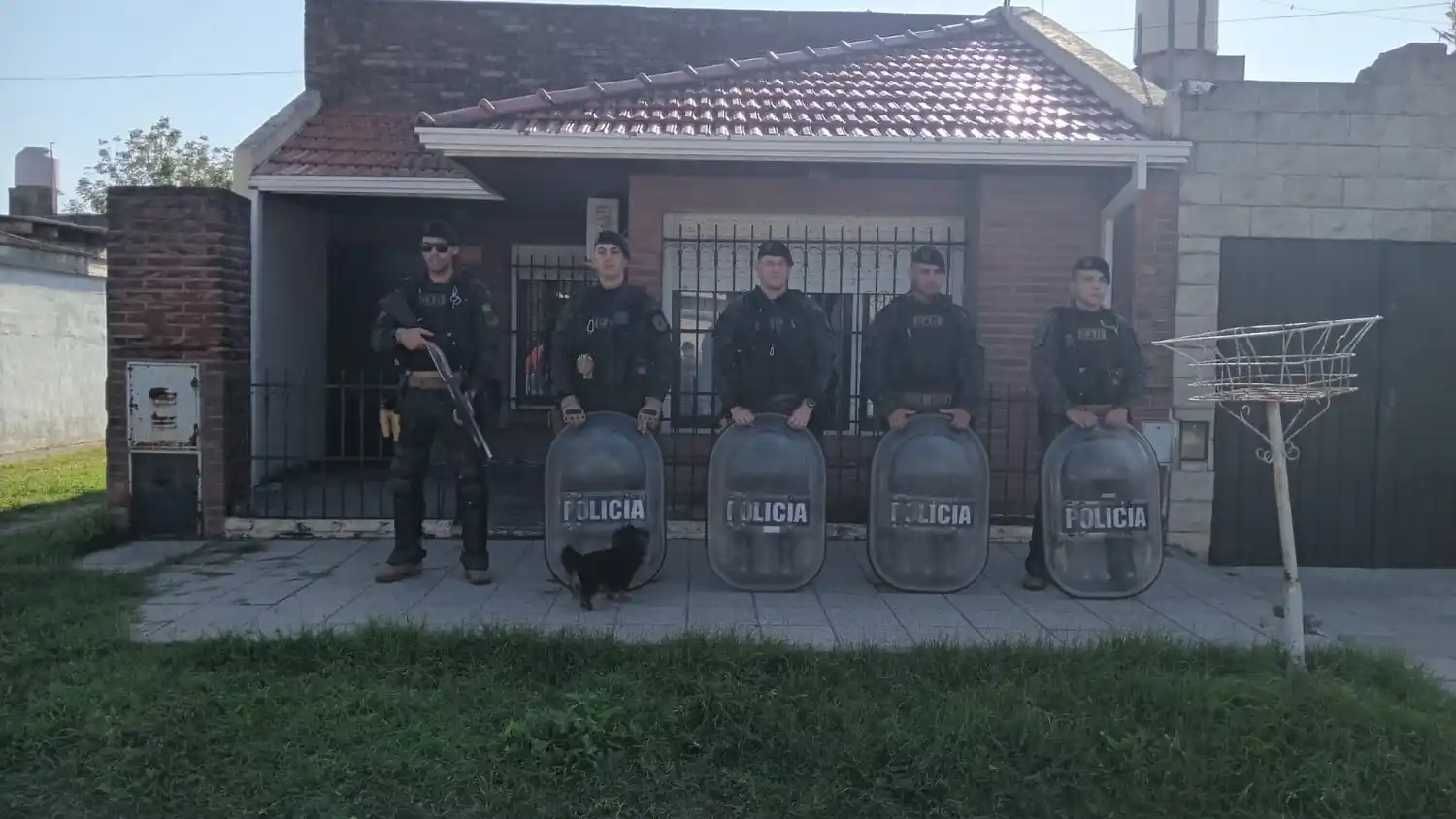 Agentes del Grupo de Apoyo Departamental en el allanamiento