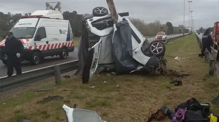 Una camioneta se estrelló contra un poste de luz y murieron cuatro de los cinco ocupantes