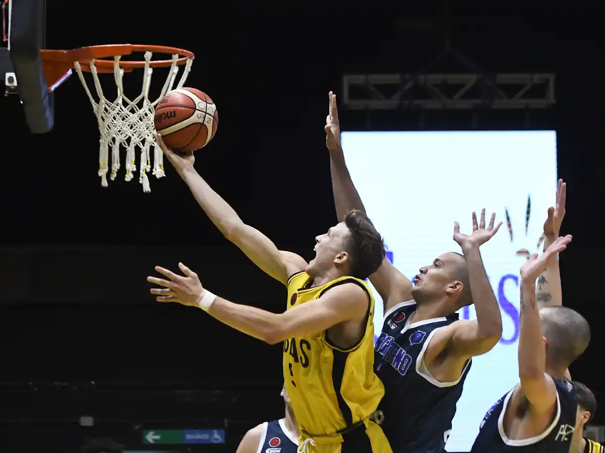 Con Peralta, Argentino logró su primera victoria