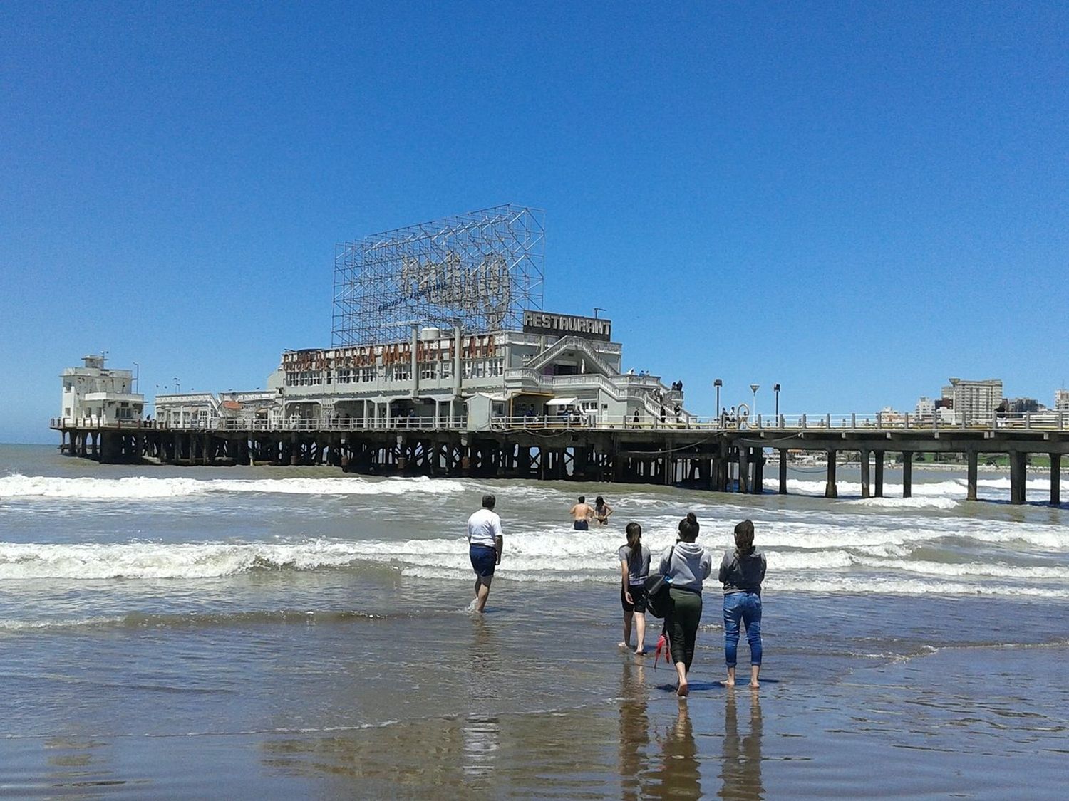 La Estación de Observación Costera se ubica en la playa Punta Iglesias.