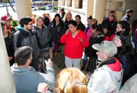 Referente social se encadenó en la municipalidad para exigir refuerzos alimentarios 