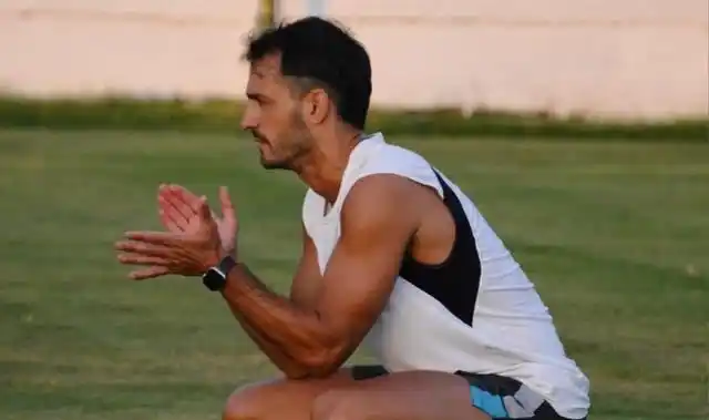 Lucas Baldino dirigiendo la práctica.