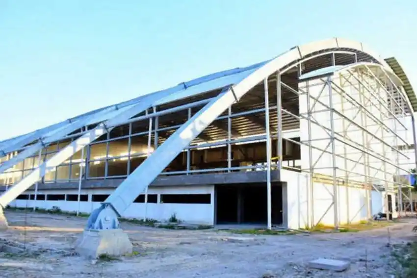 Proyectan la construcción de una cancha de hockey en el albergue Evita