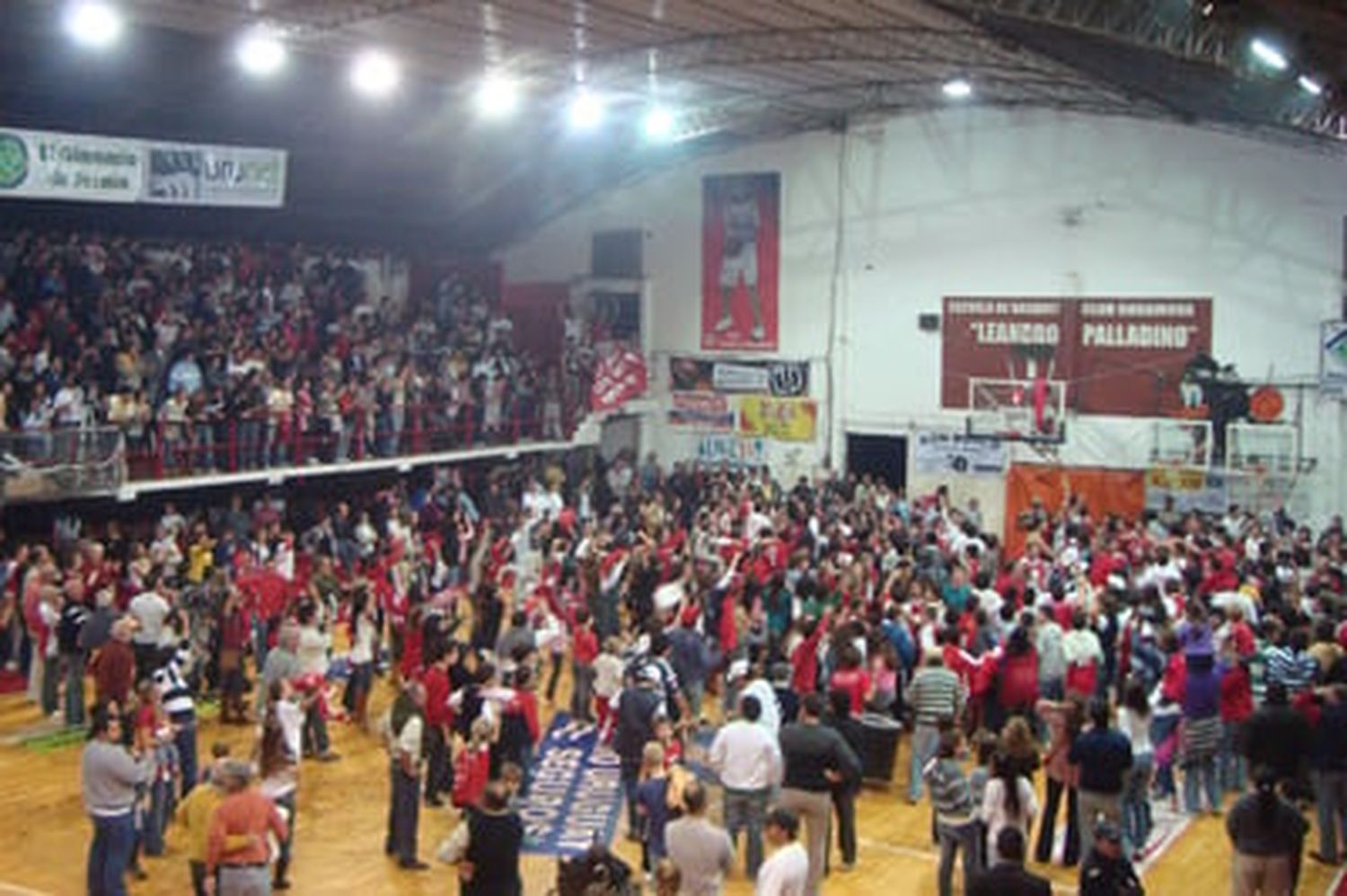 Rocamora tiñó de rojo el básquet de Entre Ríos con un ascenso histórico