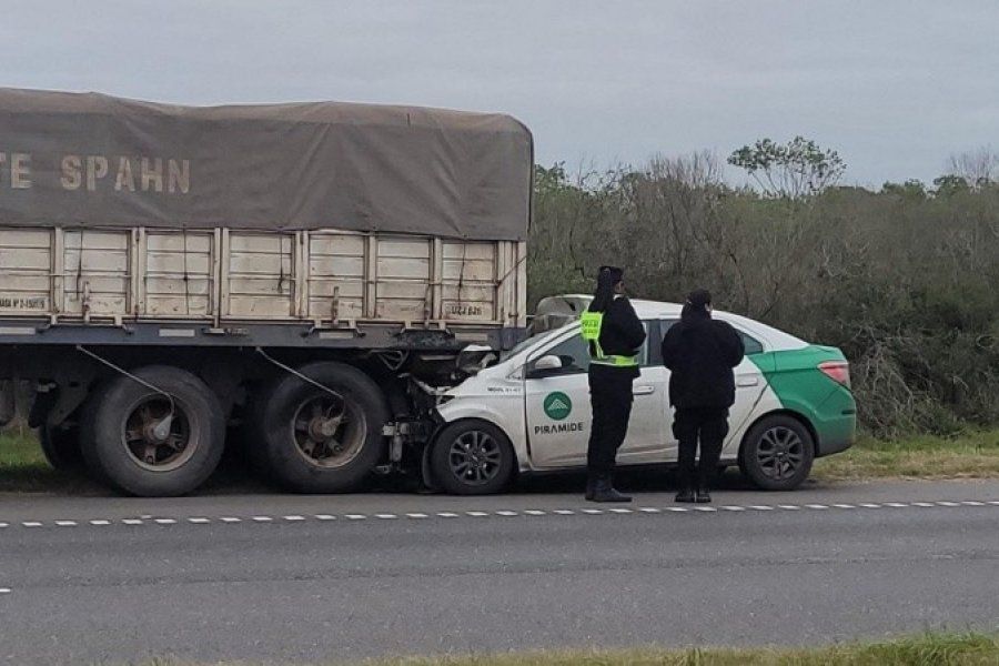 Tragedia por accidente fatal: un auto chocó detrás a un camión y su conductor terminó perdiendo la vida