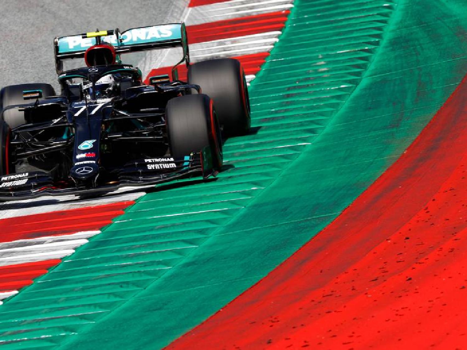 Bottas eclipsó a Hamilton y se quedó con la pole en Austria