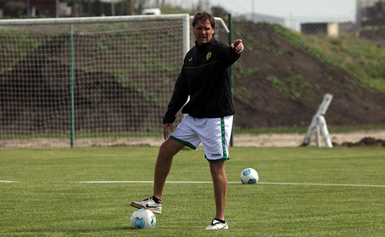 ¿En que posiciones pretende incorporar Aldosivi?
