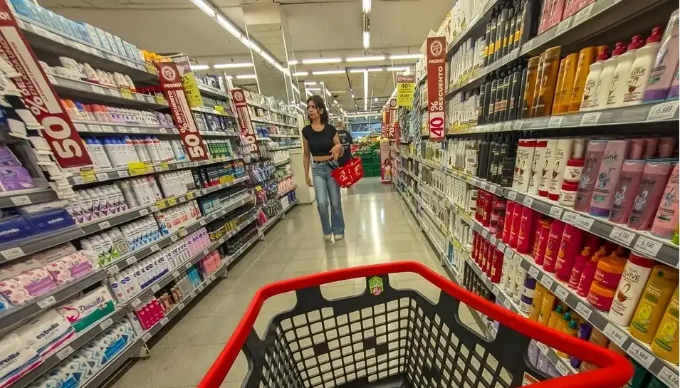 Para elaborar el índice, personal de la Dirección de Estadística Local recorre 35 comercios de la ciudad y releva los precios de 100 variedades de alimentos, bebidas y tabaco