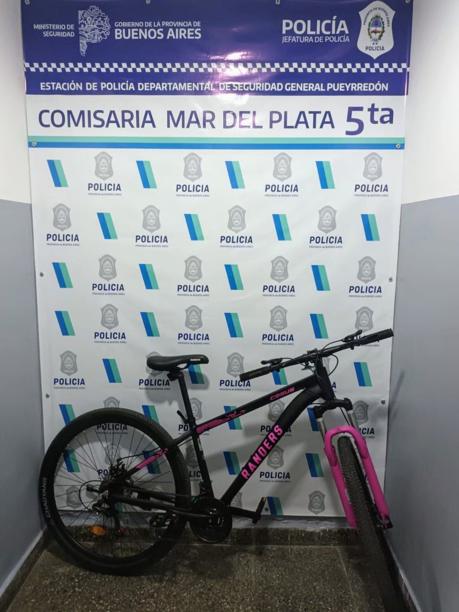 Se metió al patio de una casa y se llevó una bicicleta