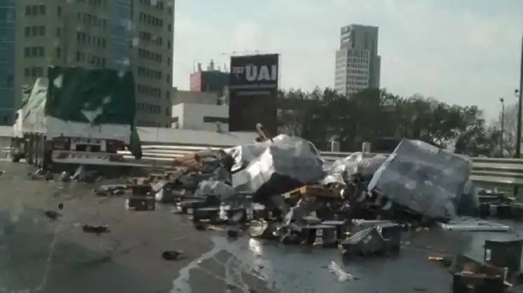 Panamericana: Volcó un camión con 6 mil botellas de champagne