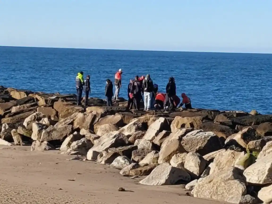El cuerpo apareció ayer en la escollera de Playa Alfonsina, a la altura de Córdoba y la costa.