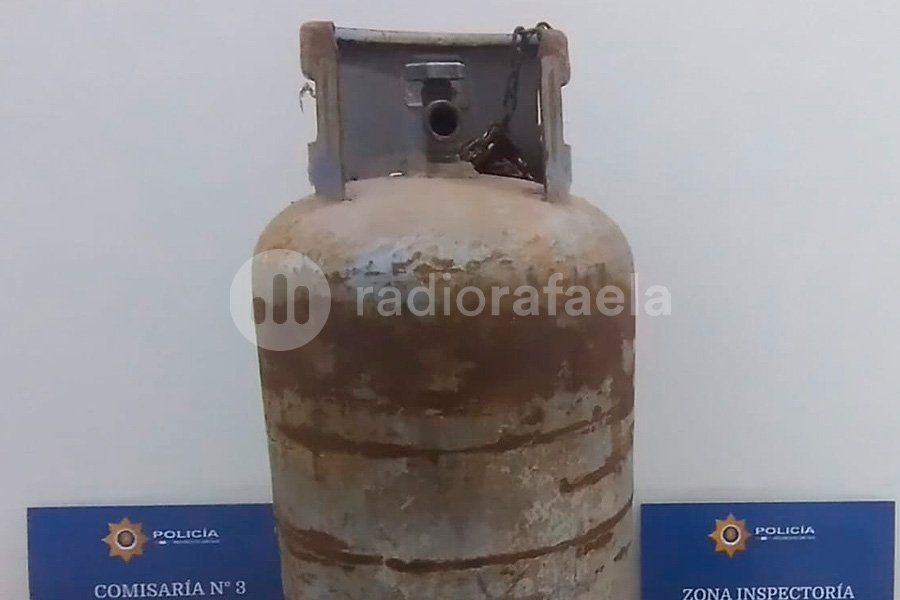 Apareció una garrafa escondida entre pastizales: la secuestraron para averiguar su procedencia