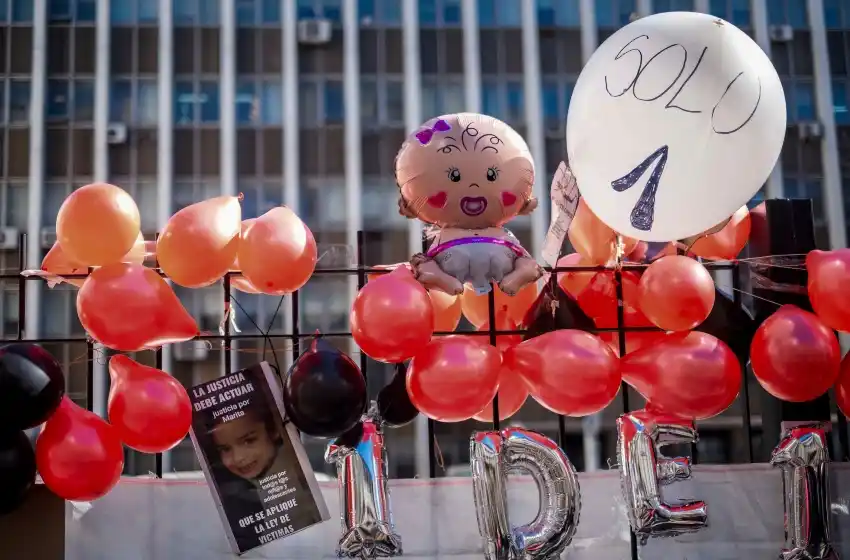 Víctima de abuso sexual reclama que no cierren la causa en la que denunció a su padre y abuelo