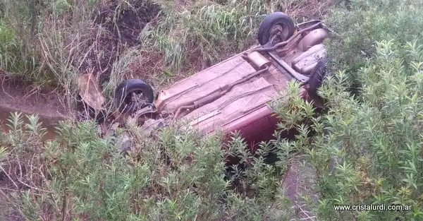 Robaron un auto y lo volcaron en la Ruta 20: buscan a una familia