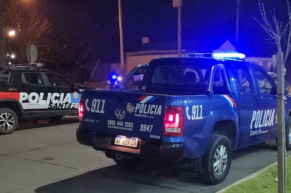 Confuso conflicto: la policía separó a dos hombres peleando y a una mujer que estaba a los gritos