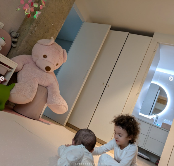 La habitación de sus hijas cuenta con mucha iluminación y gigantes lugares para ropa