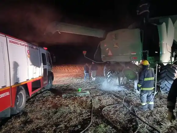 Alarma en zona rural por una cosechadora en llamas: gran trabajo de bomberos y operarios