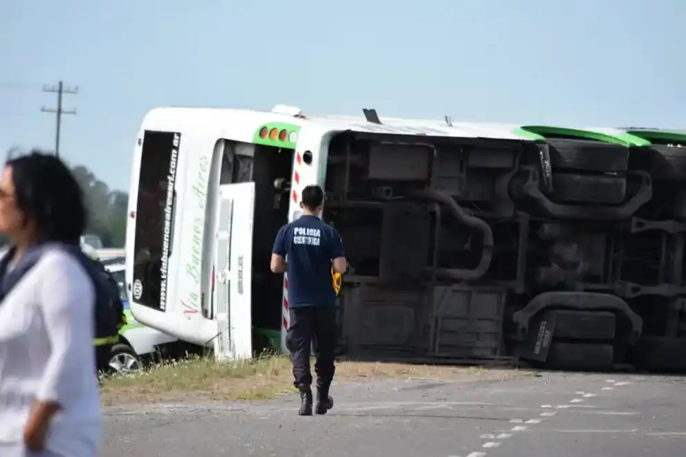 Lezama: un micro volcó en la Ruta 2 y varios pasajeros heridos