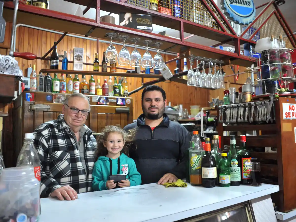 Padres que festejaron trabajando: juntos, en la cantina