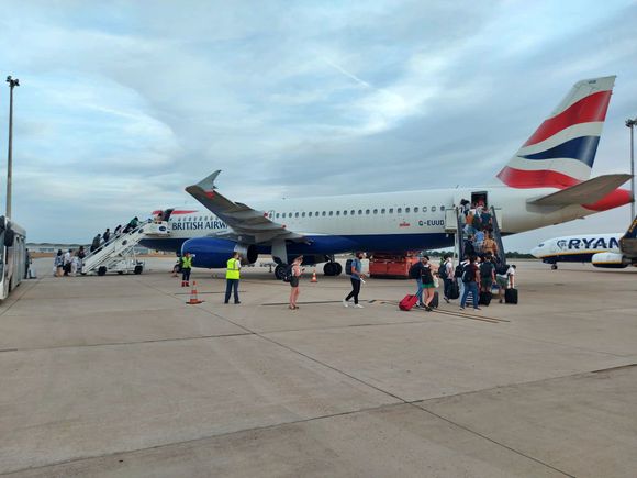 This is how Seville Airport is preparing to receive charter flights for the UEFA Conference League final.