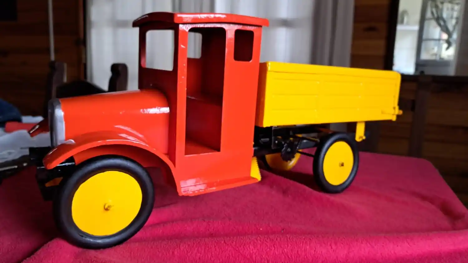 Chascomunense restaura juguetes altamente coleccionables de las décadas del 30 y 40