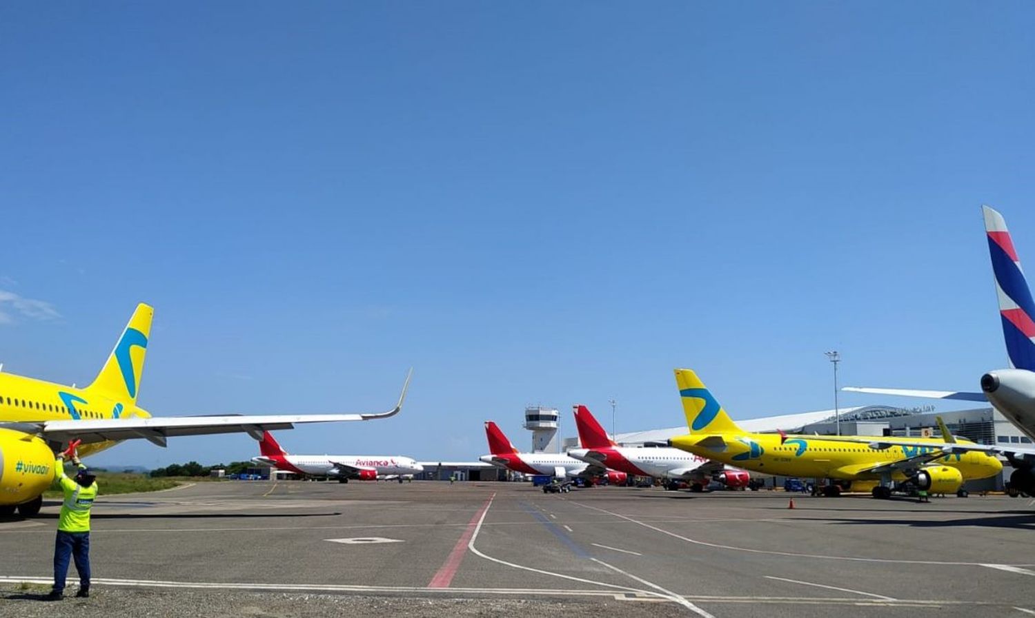 Pasajeros varados de VIVA son reubicados en vuelos de otras aerolíneas