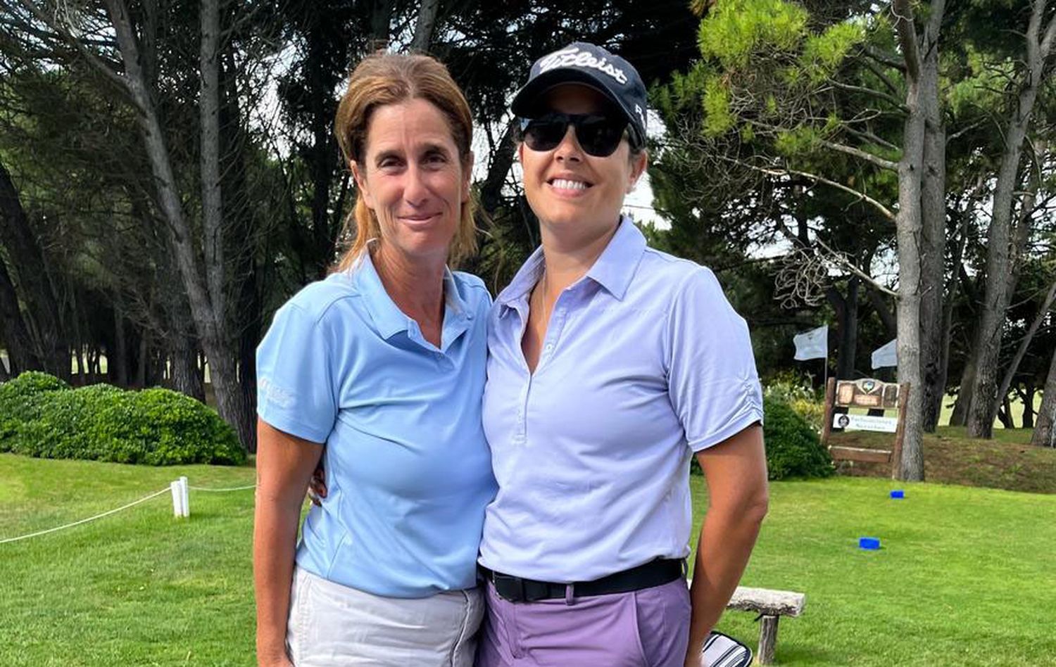Pedro Pailhe y Marilen Fernández en certamen del Necochea Golf Club