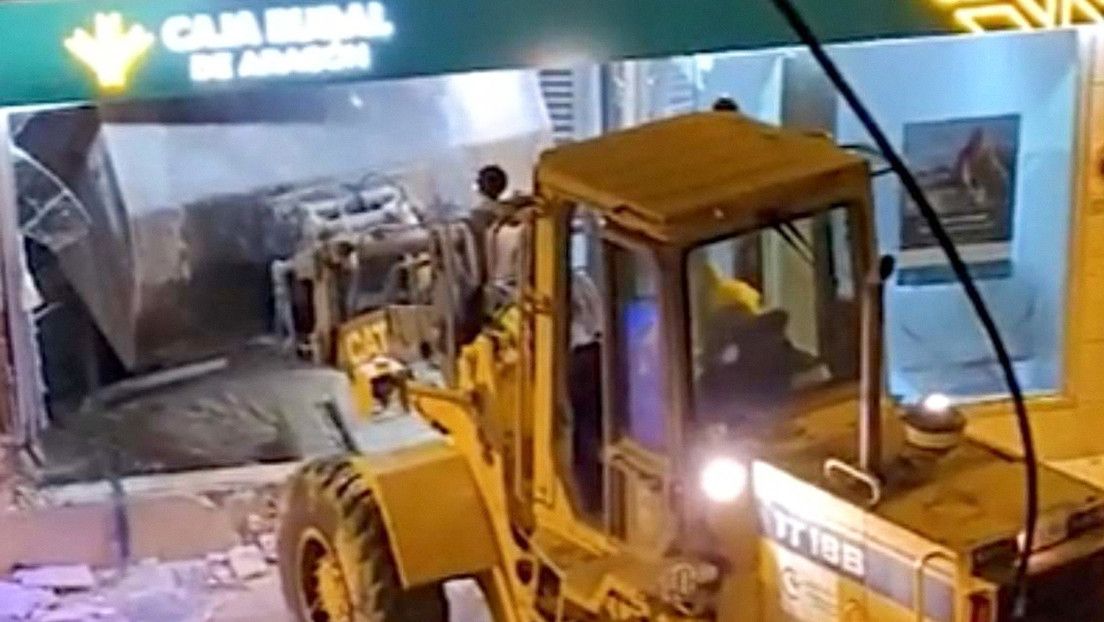 Delincuentes intentaron arrancar un cajero automático con una excavadora.