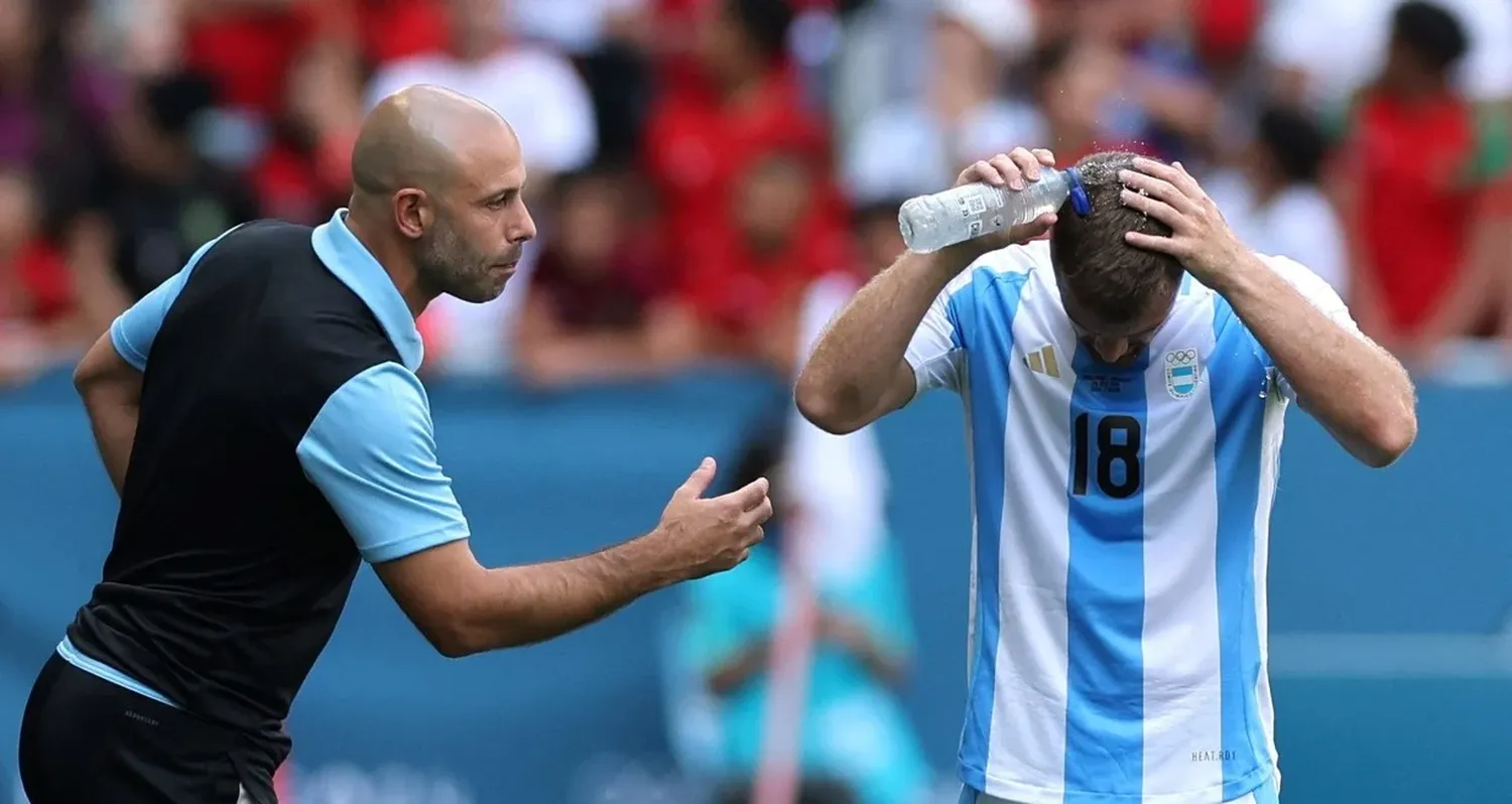 Javier Mascherano y sus indicaciones para Lucas Beltrán, el ex delantero de Colón. Luego sobrevino el papelón, la demora de casi dos horas y el gol anulado a Argentina por offside marcado por el VAR. Crédito: Thaier Al-Sudani/Reuters