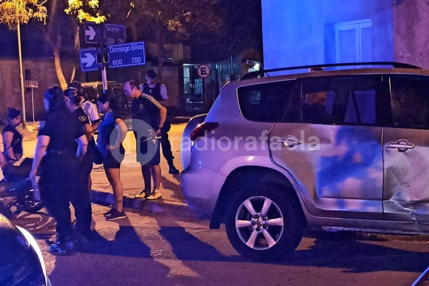 Se salvó de milagro: un chico de 15 años en moto y sin casco chocó contra un auto