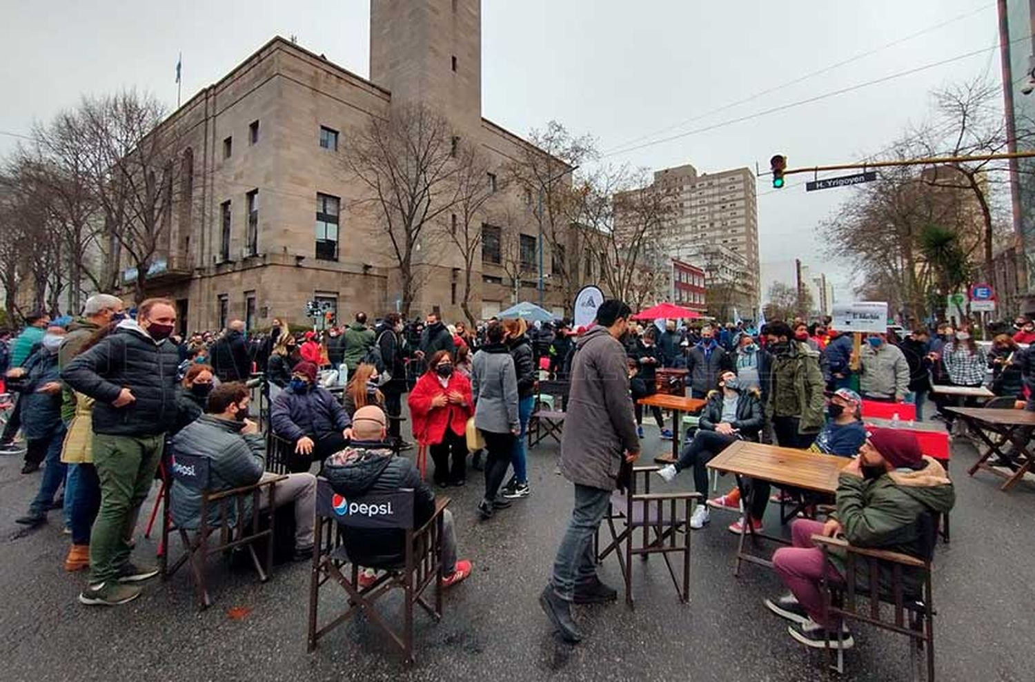 Con un restaurante en la calle, gastronómicos le piden la reapertura a Kicillof