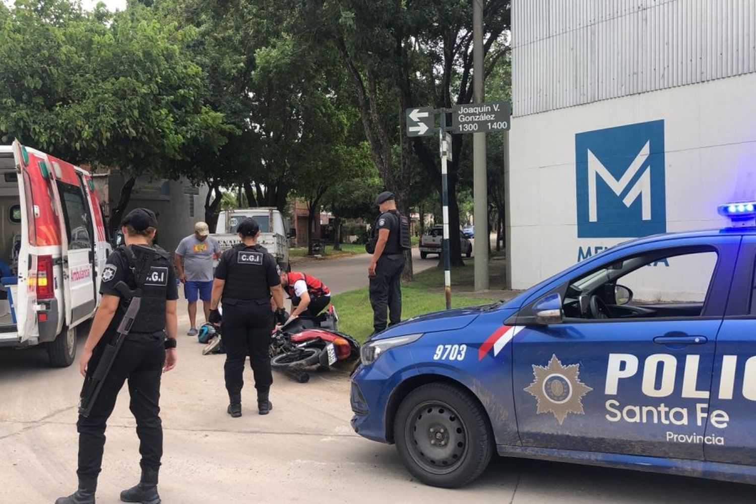 Un joven de 19 años sufrió lesiones luego de un accidente entre una traffic y una moto