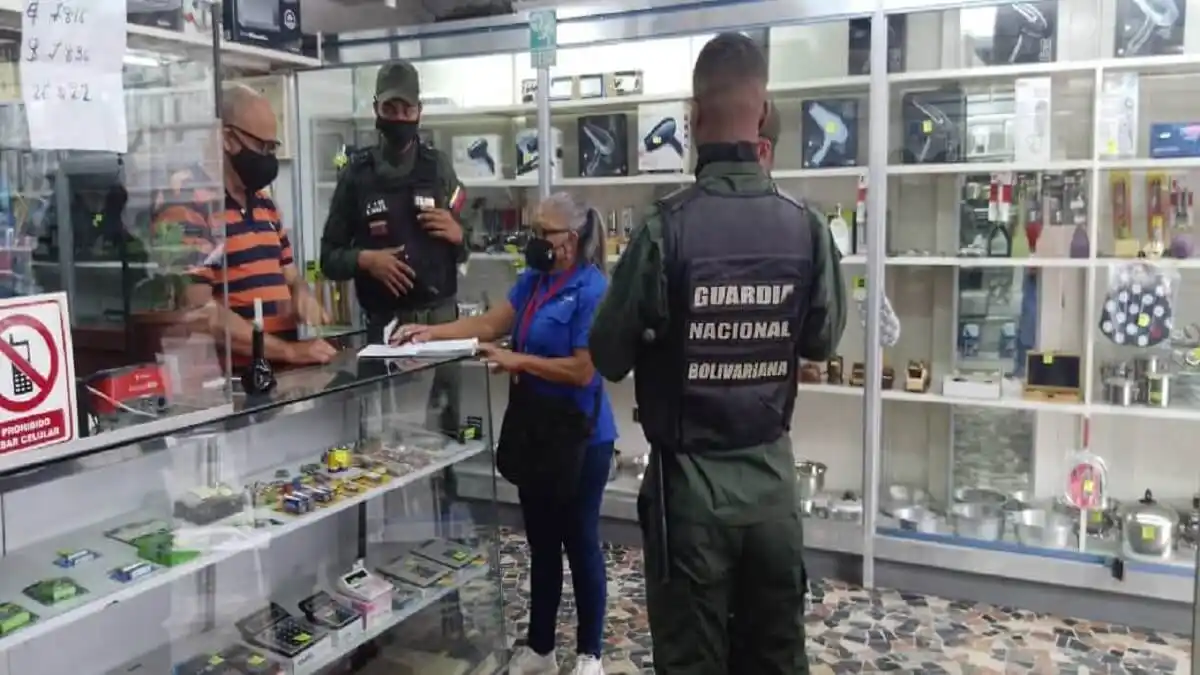 ¡SUNDDE A LA CAZA! Funcionarios fiscalizan comercios por el alza del dólar