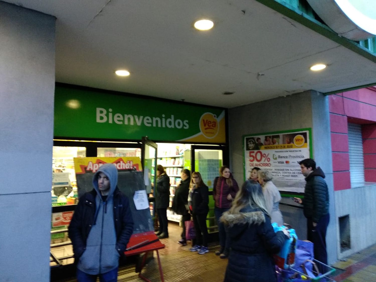 Largas filas en el único supermercado de Tandil que ofrece el descuento del Provincia