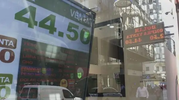 El dolar experimentó una leve baja: cerró a $ 44,30