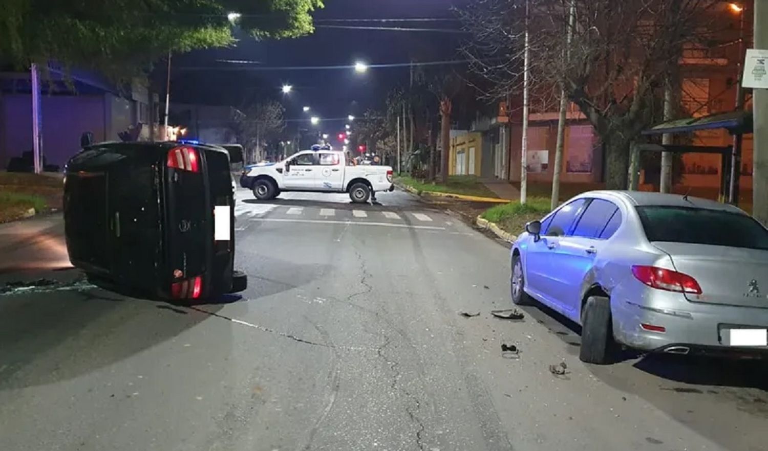 Manejaba alcoholizado, chocó un auto oficial y terminó volcando