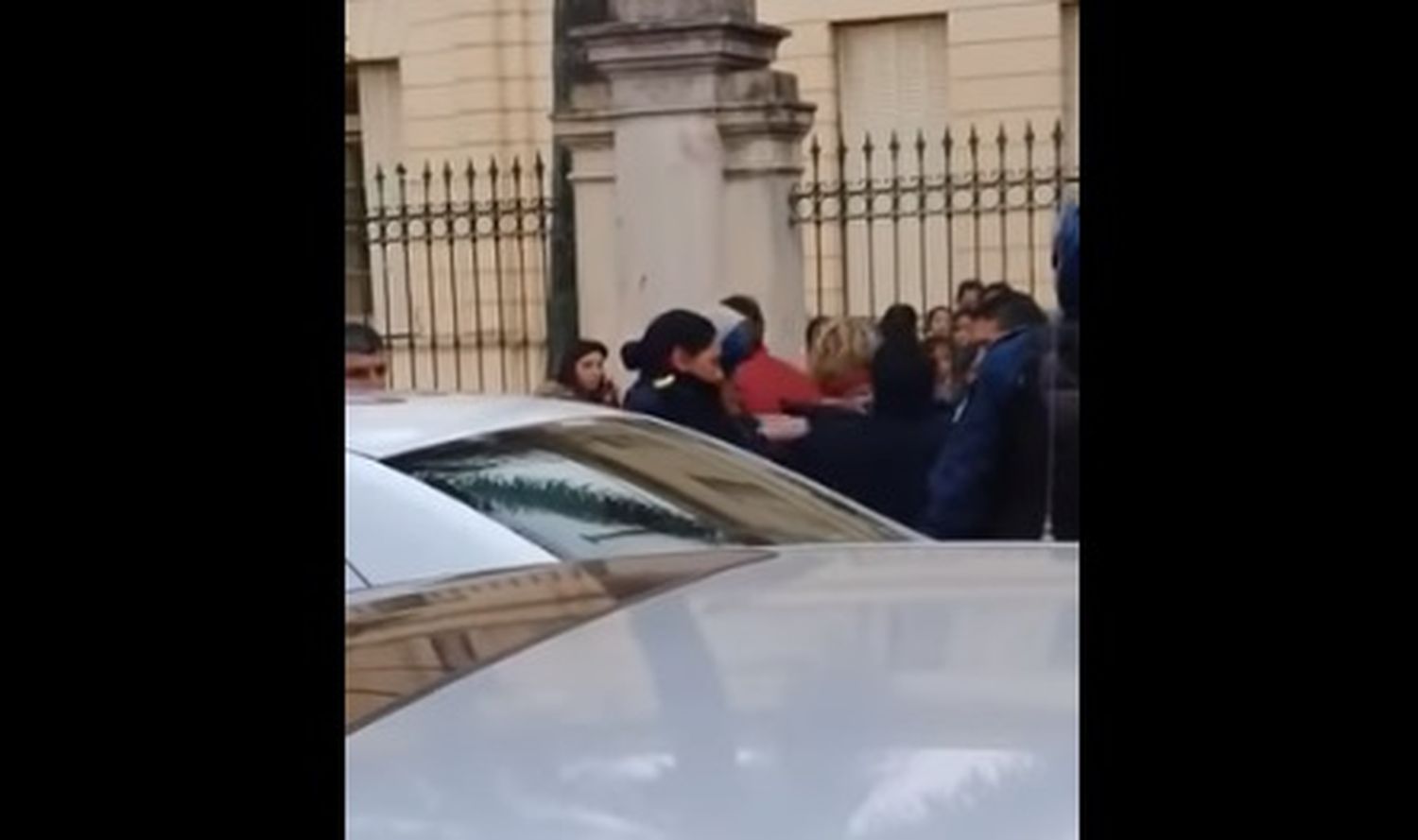 Video: Una mujer agredió a la directora de una escuela en Concordia