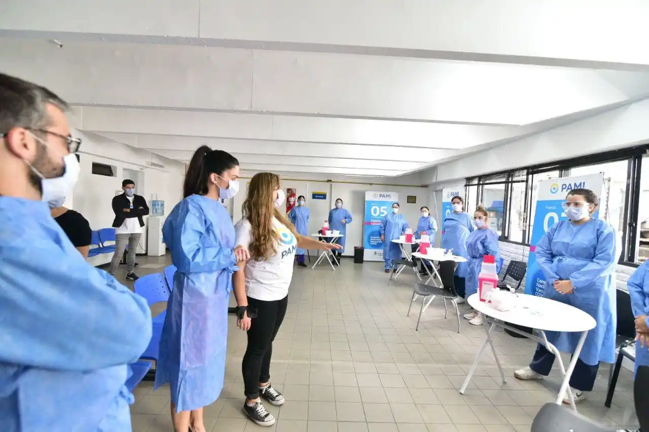 PAMI comenzó la vacunación contra el Covid en CABA: “Estamos muy preocupados por el nivel de ocupación de camas", advirtió Volnovich