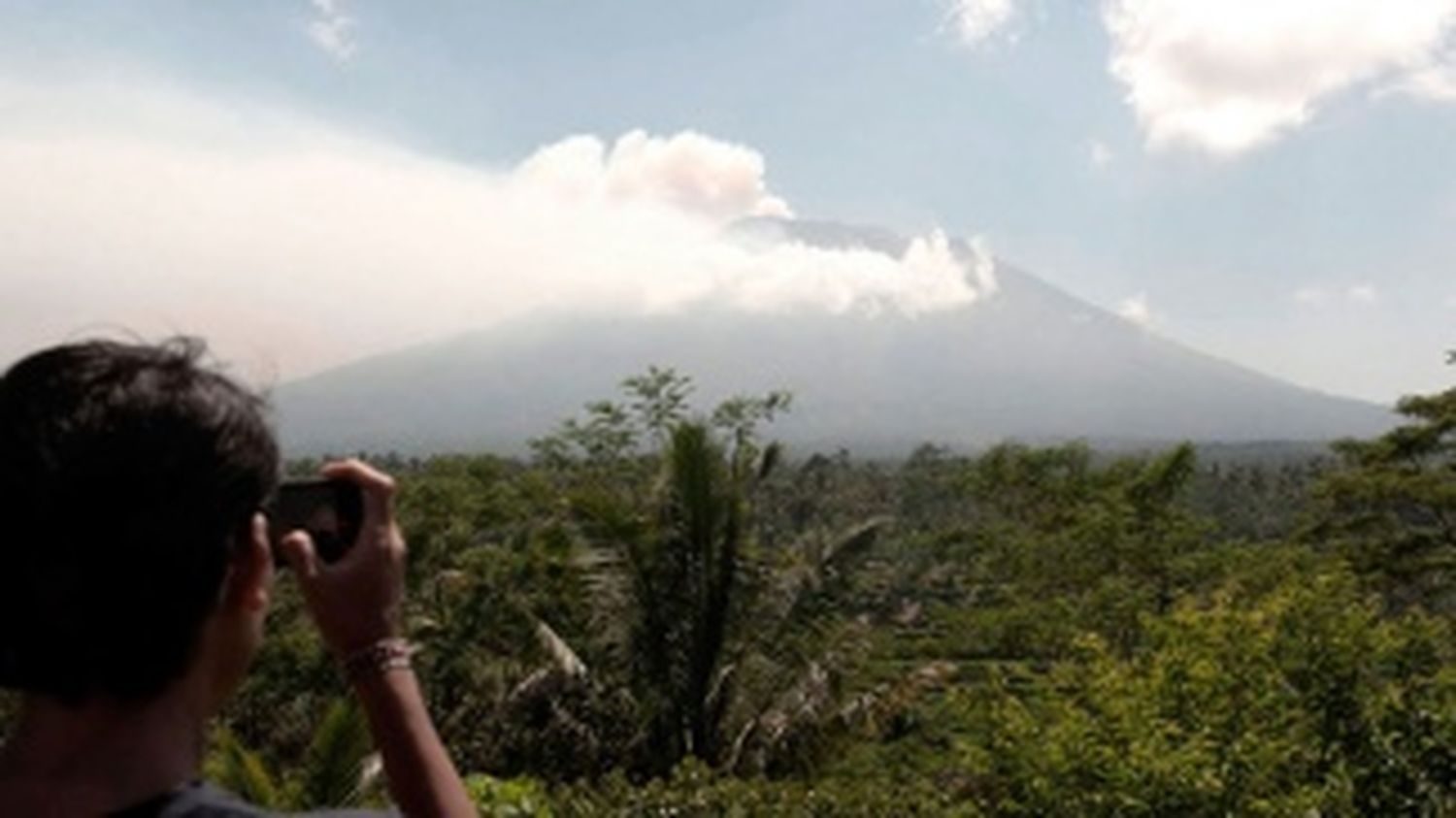 Más de 134 mil evacuados por el peligro de erupción del volcán Agung
