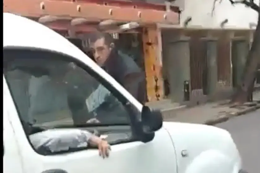 Violencia en zona centro: un hombre agredió a un taxista con un fierro en la cabeza y lo atropelló