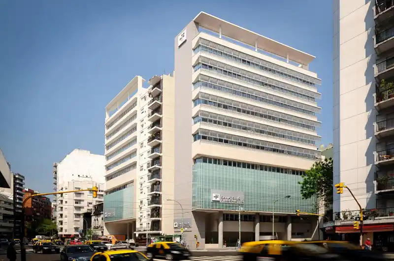 Los sanatorios privados advierten que están al límite de ocupación de camas y piden "restricciones más duras"