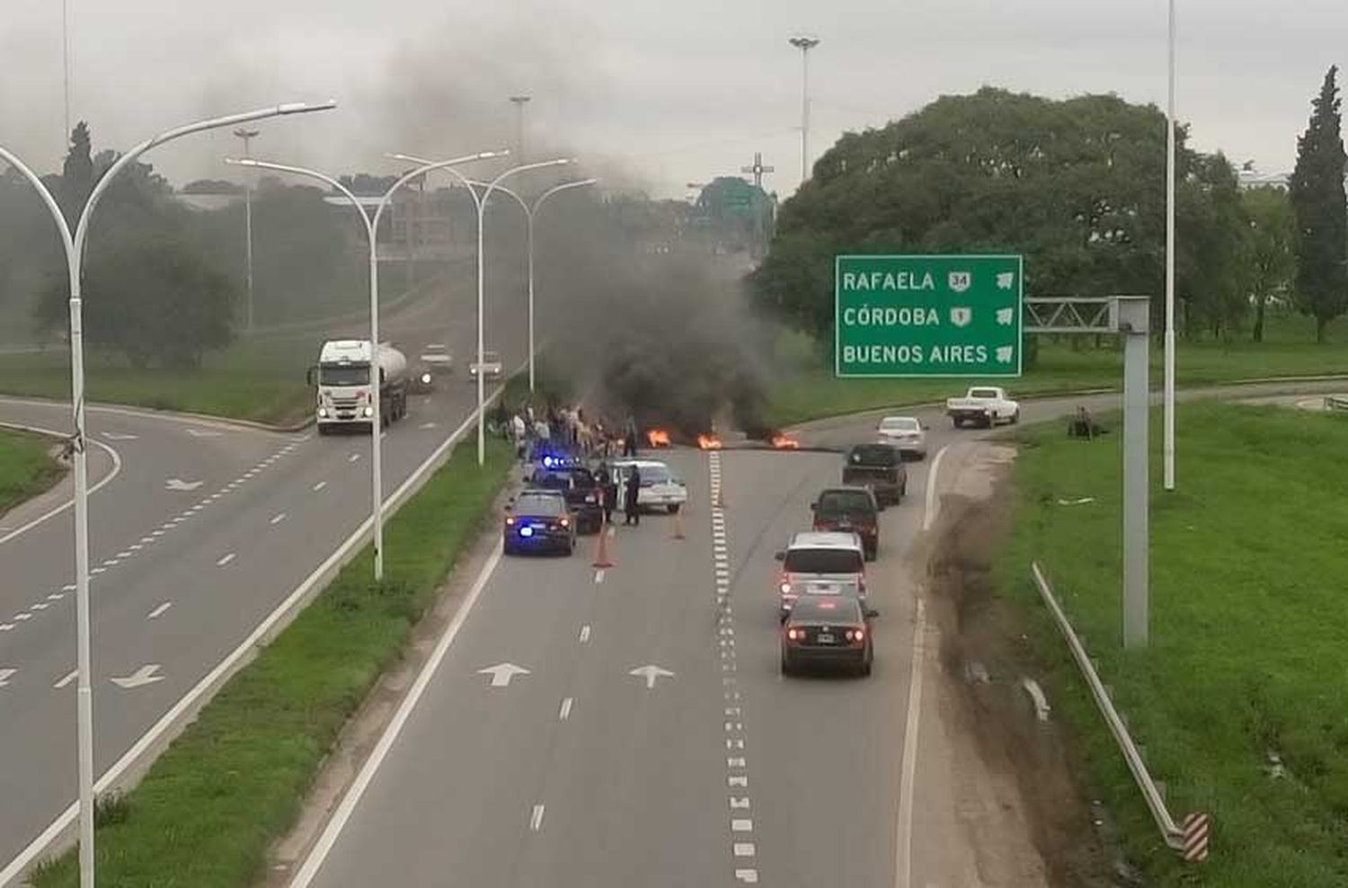 Vecinos realizan un corte en la autopista Rosario-Santa Fe en reclamo de viviendas
