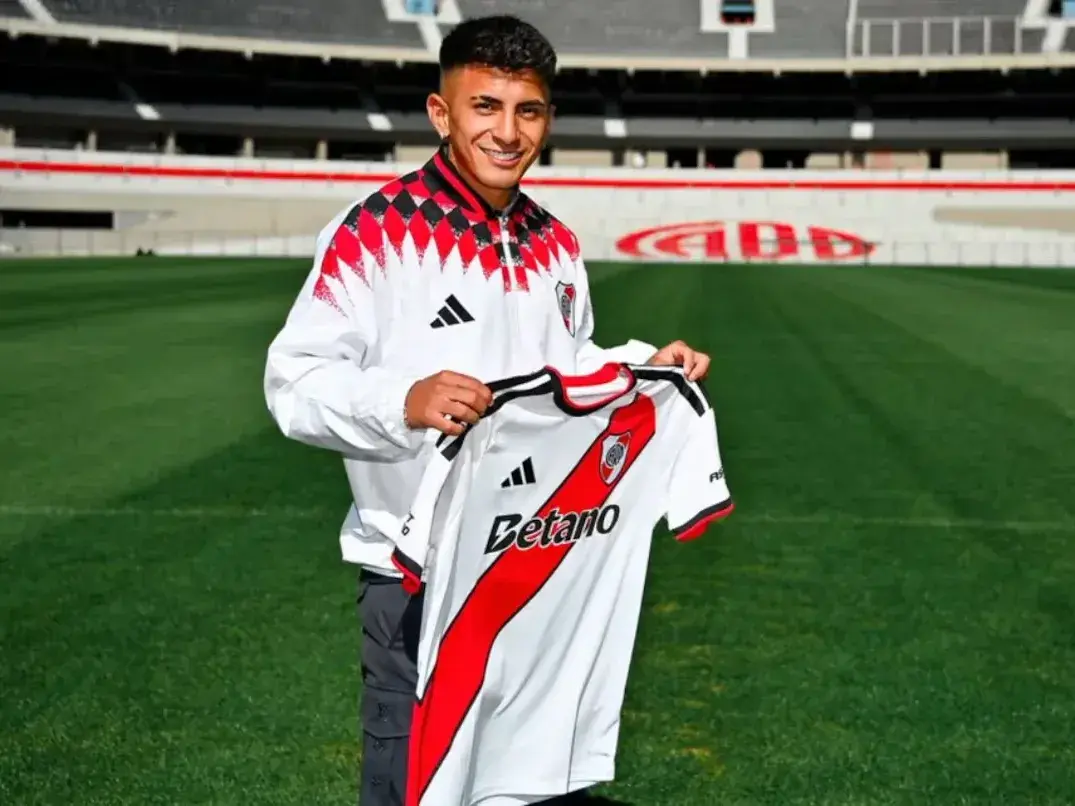 Thiago Almada firmó su contrato y reveló el vínculo familiar que lo une a River . Foto: X/@RiverPlate