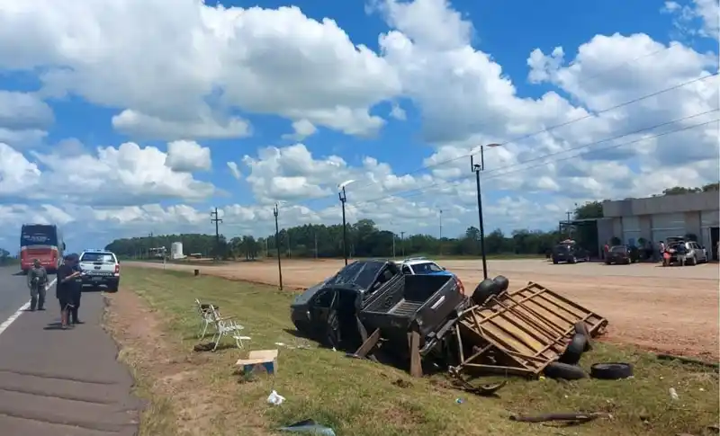 Cinco personas hospitalizadas con lesiones leves tras volcar con una camioneta