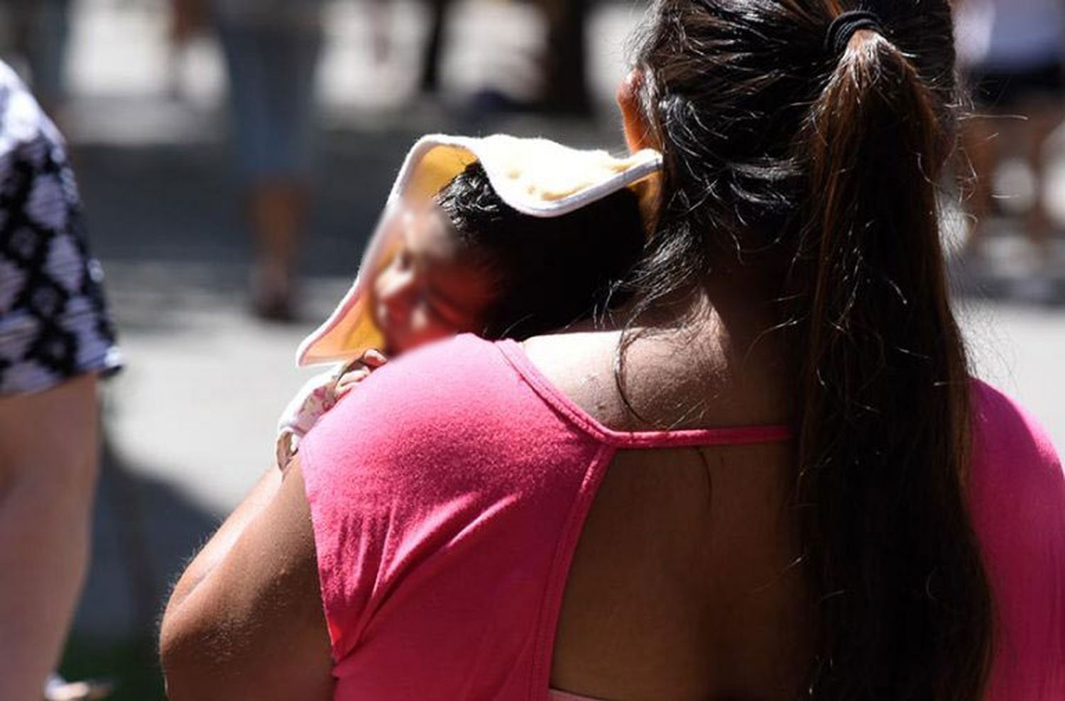 Vendió y luego recuperó a su bebé recién nacido