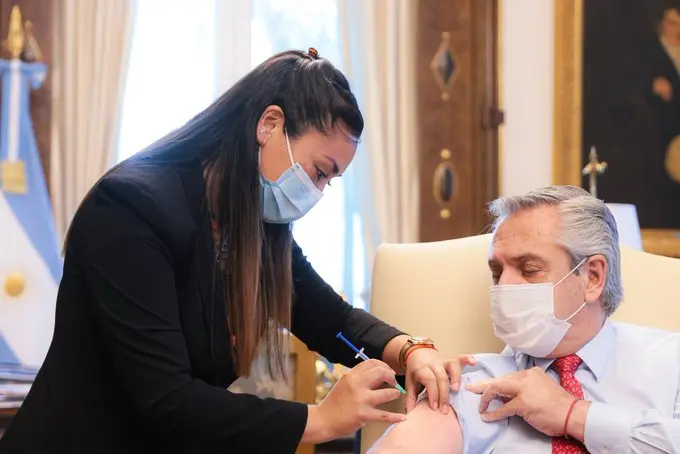Alberto Fernández recibió la tercera dosis de la vacuna contra el coronavirus