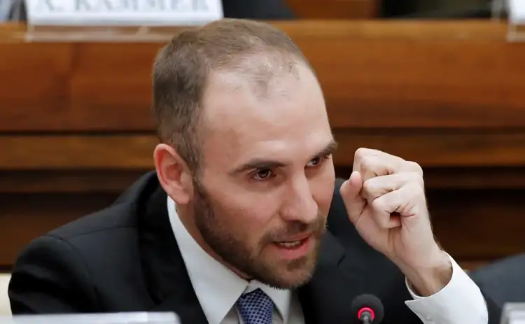 Guzmán volvería a pagar la deuda en pesos, pero el fantasma del reperfilamiento sigue presente