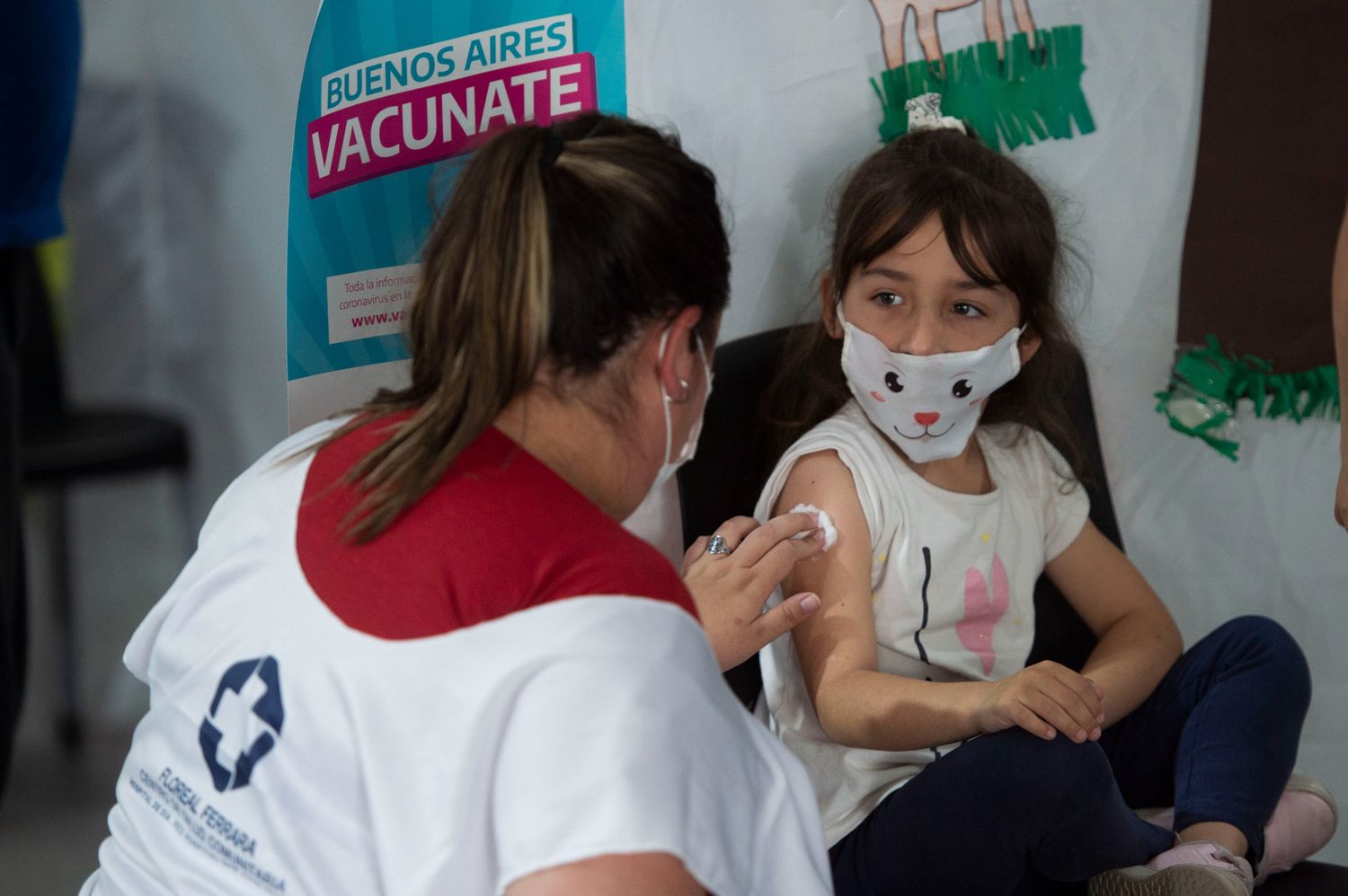 Vacunación Covid en escuelas de Tandil: Protocolos “severísimos” y obra de títeres para los más chicos